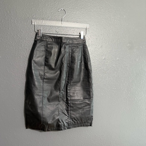 Cayenne Dresses & Skirts - Cayenne Vintage 100% Leather Pencil Skirt Size 6